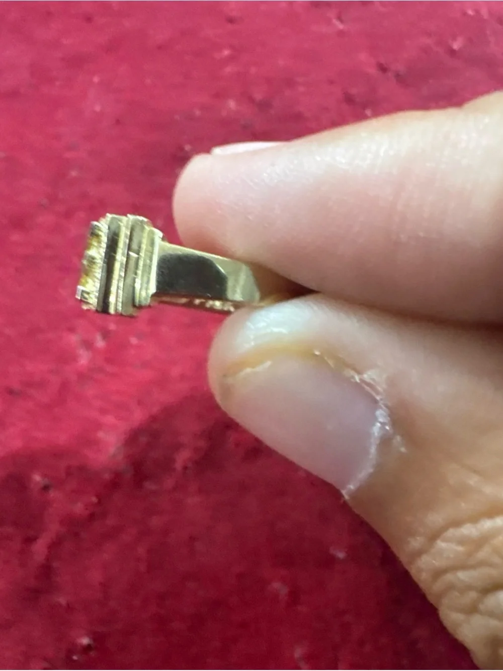 Beautiful 10K Yellow Gold Baby/Child Ring in new condition. Classic small gold r